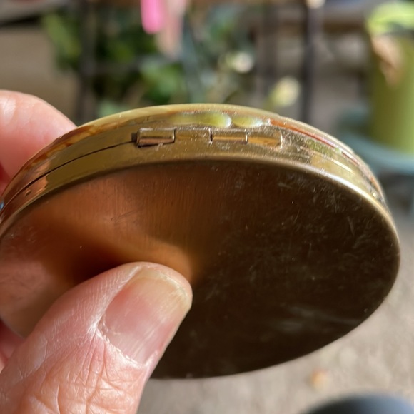 Antique compact. There is still a tiny amount of powder. - Picture 4 of 4